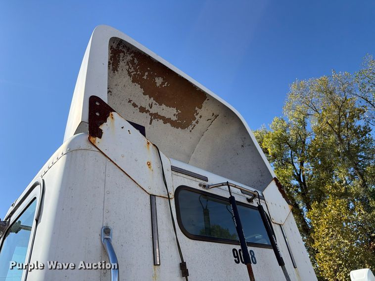 image for item FC3448 2015 Freightliner Columbia semi truck