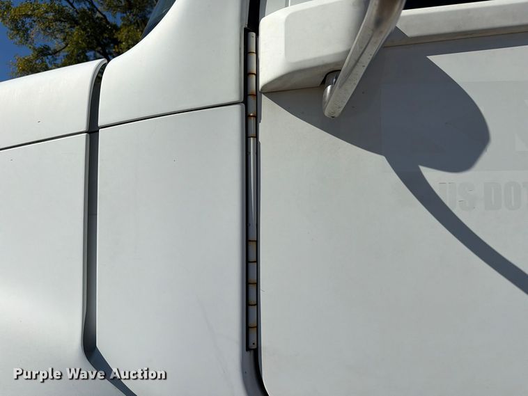 image for item FC3448 2015 Freightliner Columbia semi truck