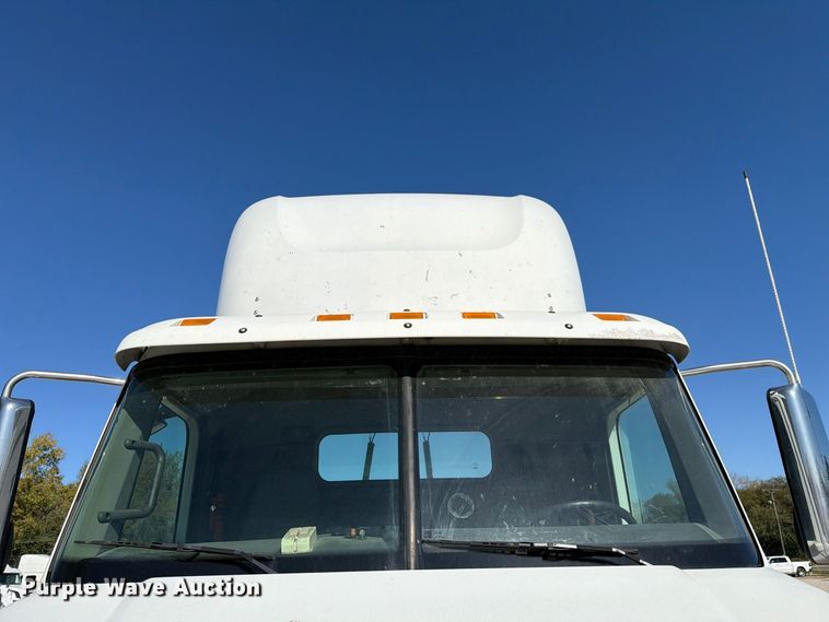 image for item FC3448 2015 Freightliner Columbia semi truck