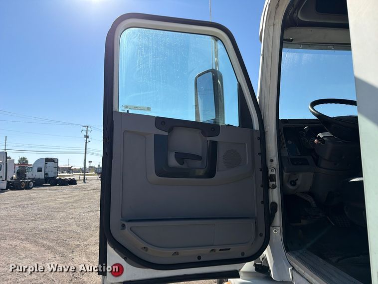 image for item FC3448 2015 Freightliner Columbia semi truck