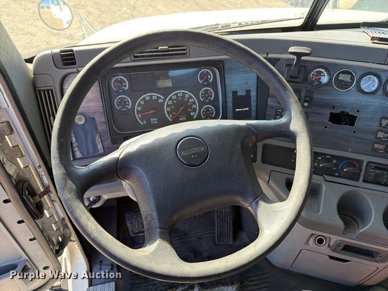 image for item FC3448 2015 Freightliner Columbia semi truck