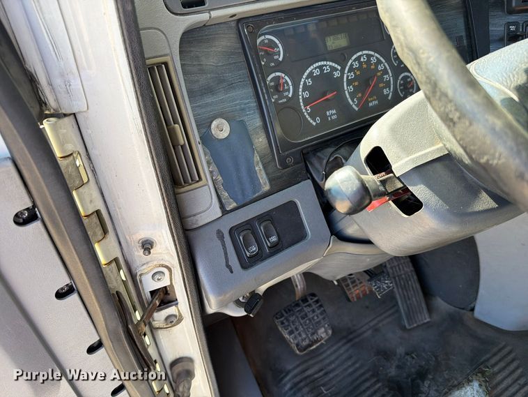 image for item FC3448 2015 Freightliner Columbia semi truck