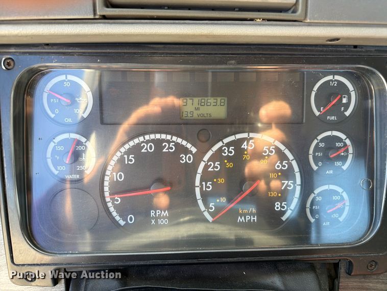 image for item FC3448 2015 Freightliner Columbia semi truck