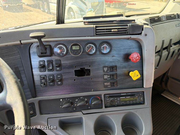 image for item FC3448 2015 Freightliner Columbia semi truck