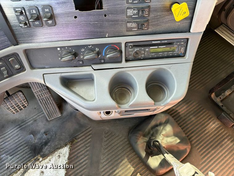 image for item FC3448 2015 Freightliner Columbia semi truck