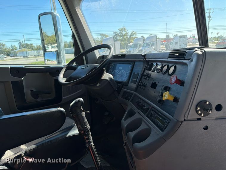 image for item FC3448 2015 Freightliner Columbia semi truck