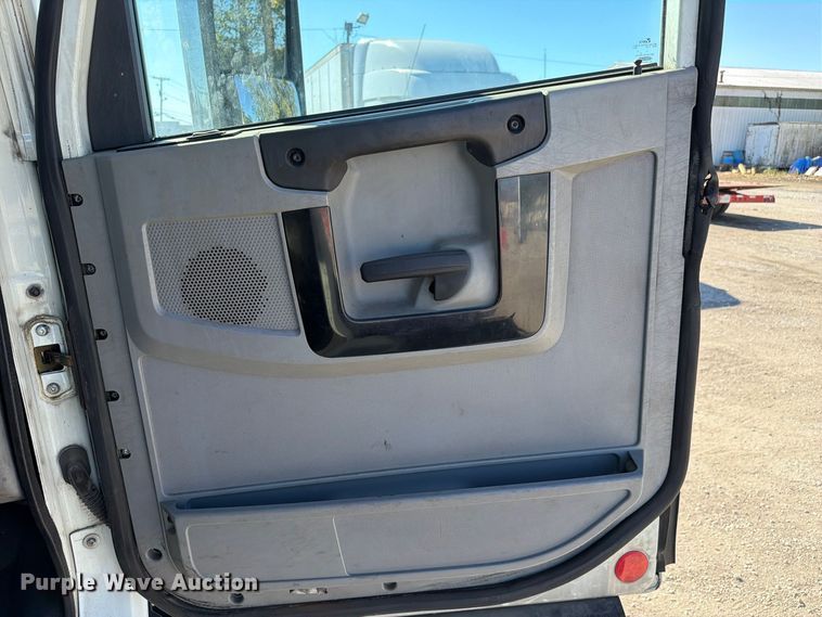 image for item FC3448 2015 Freightliner Columbia semi truck