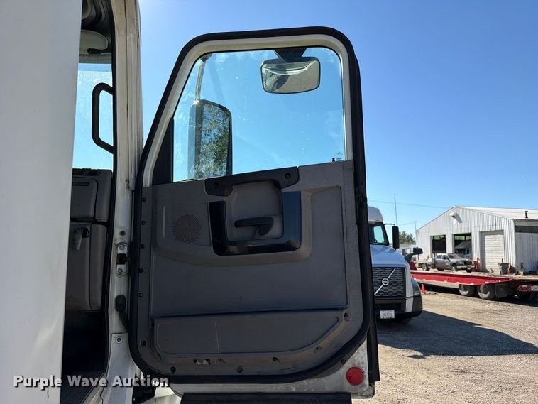 image for item FC3448 2015 Freightliner Columbia semi truck