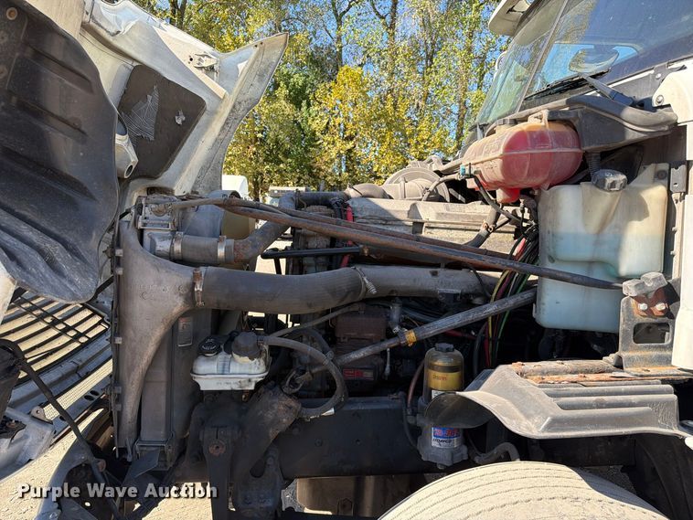 image for item FC3448 2015 Freightliner Columbia semi truck