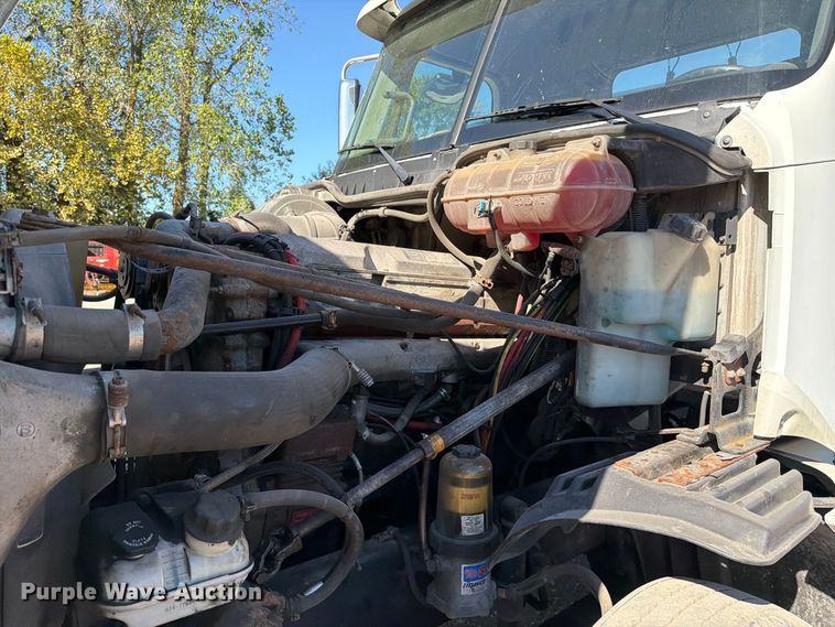 image for item FC3448 2015 Freightliner Columbia semi truck