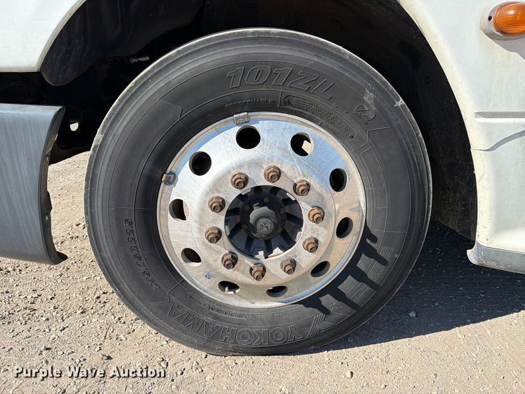 image for item FC3448 2015 Freightliner Columbia semi truck