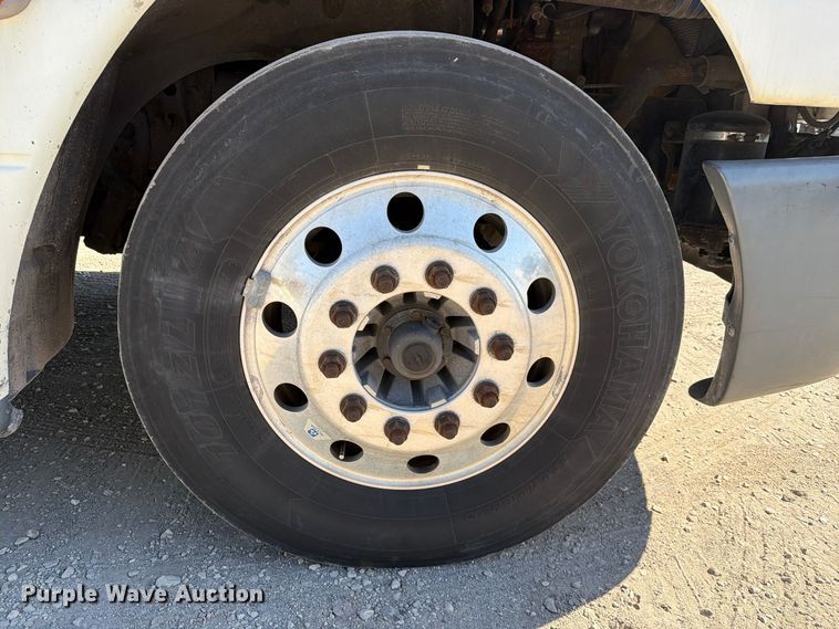 image for item FC3448 2015 Freightliner Columbia semi truck
