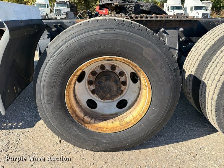 image for item FC3448 2015 Freightliner Columbia semi truck