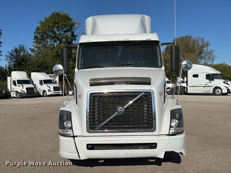 image for item FC3449 2012 Volvo VNL semi truck