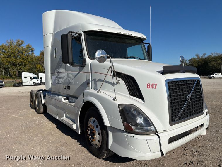 image for item FC3449 2012 Volvo VNL semi truck