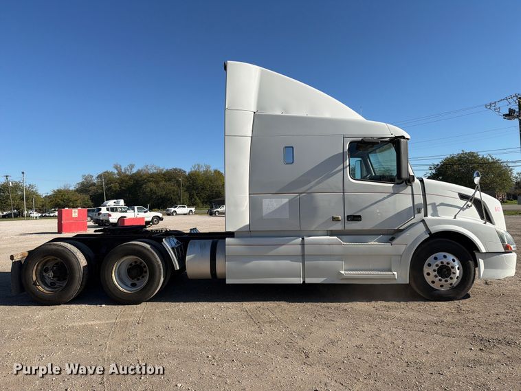 image for item FC3449 2012 Volvo VNL semi truck