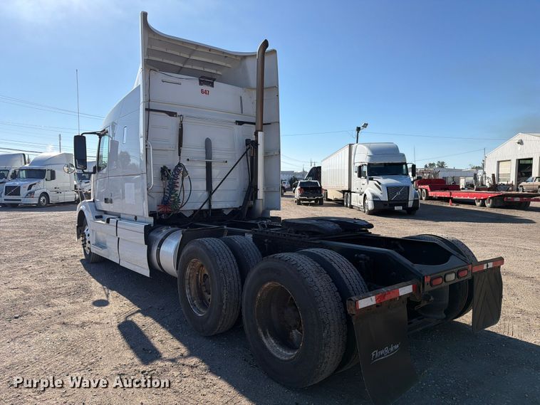 image for item FC3449 2012 Volvo VNL semi truck
