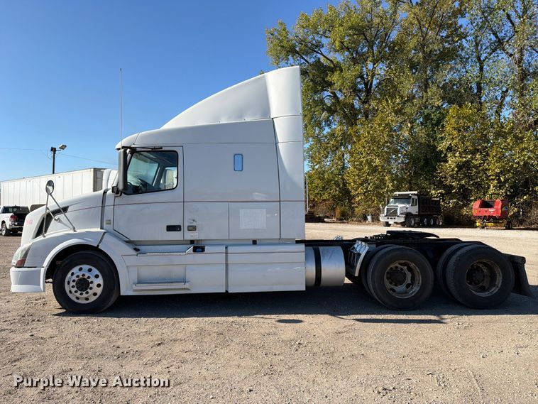 image for item FC3449 2012 Volvo VNL semi truck