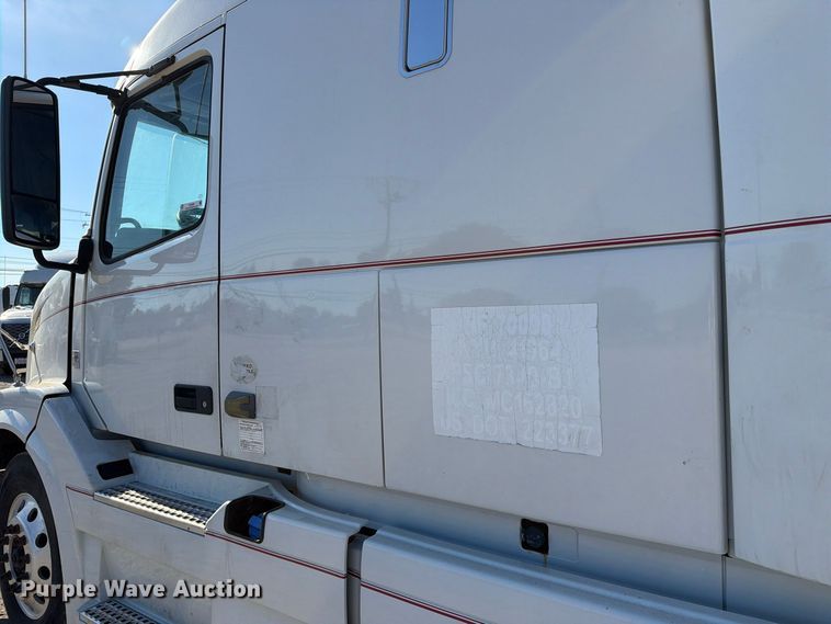 image for item FC3449 2012 Volvo VNL semi truck