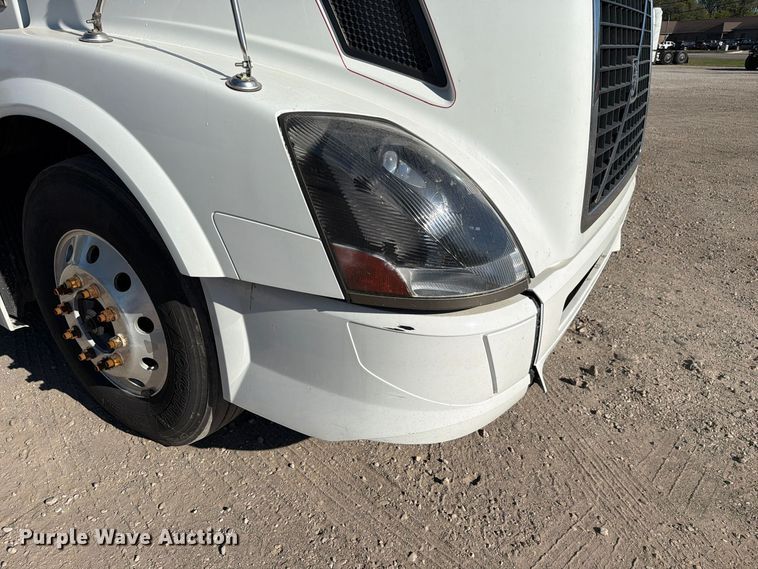 image for item FC3449 2012 Volvo VNL semi truck