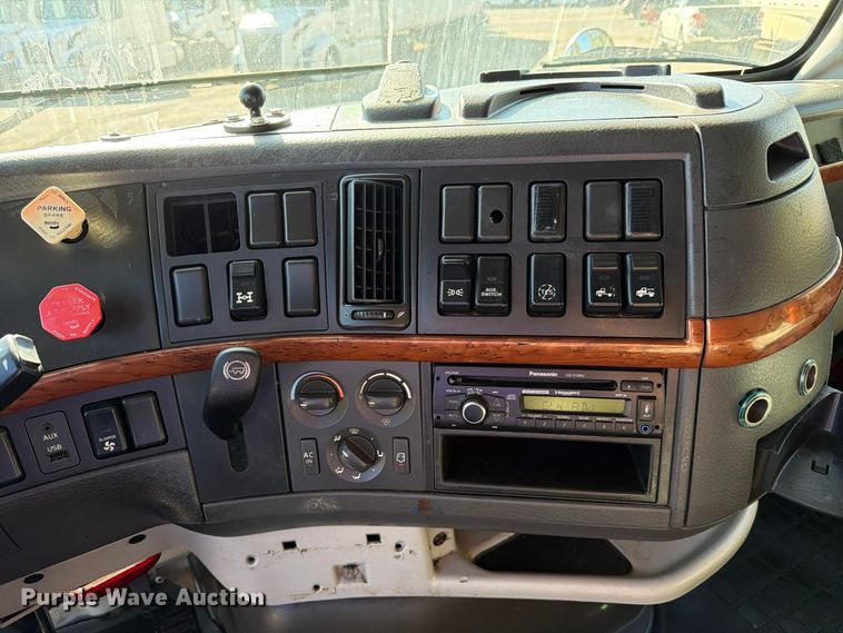 image for item FC3449 2012 Volvo VNL semi truck