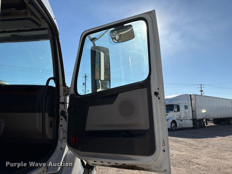 image for item FC3449 2012 Volvo VNL semi truck
