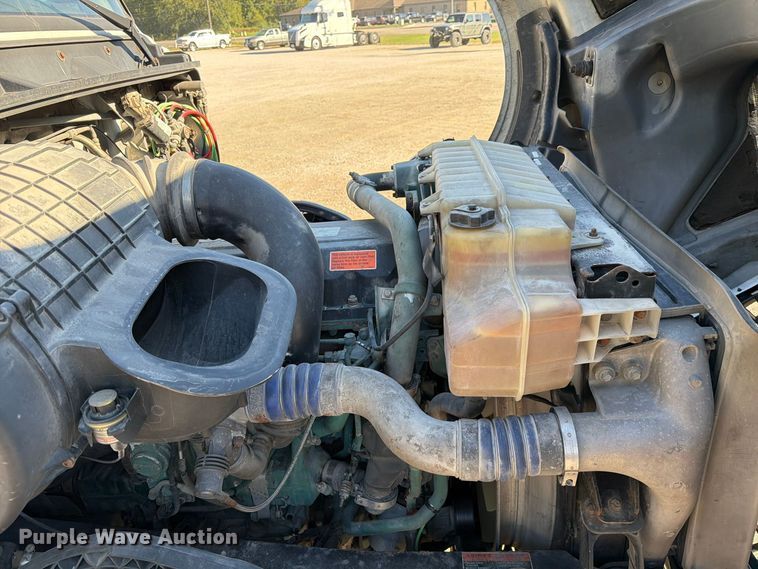 image for item FC3449 2012 Volvo VNL semi truck