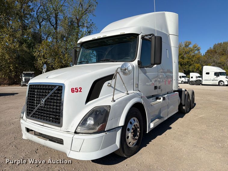 image for item FC3450 2012 Volvo VNL semi truck