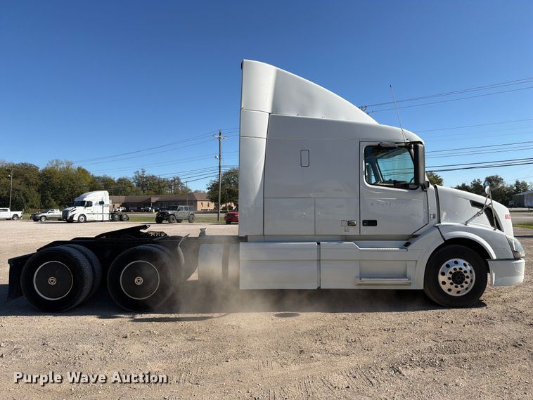 image for item FC3450 2012 Volvo VNL semi truck