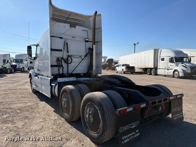 image for item FC3450 2012 Volvo VNL semi truck