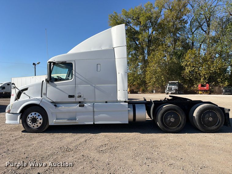 image for item FC3450 2012 Volvo VNL semi truck