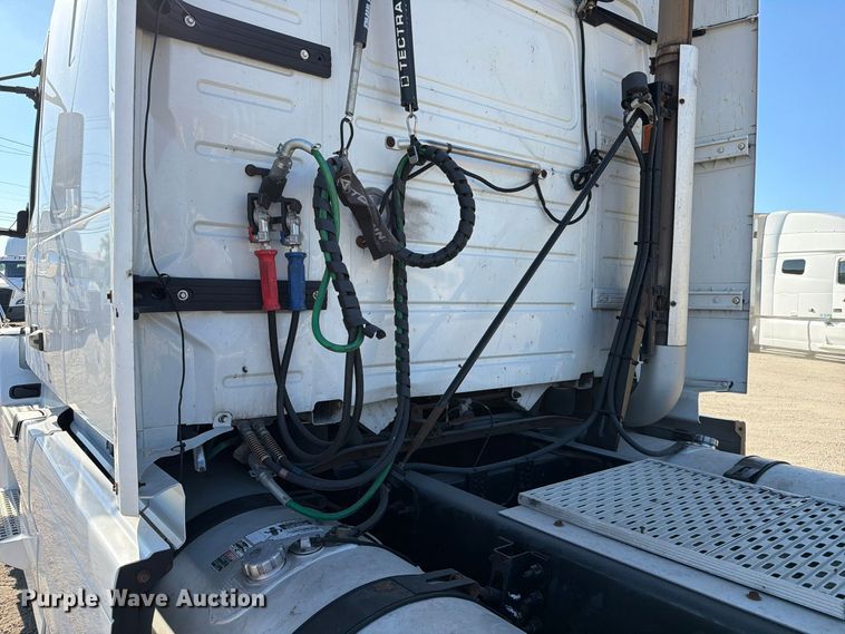 image for item FC3450 2012 Volvo VNL semi truck