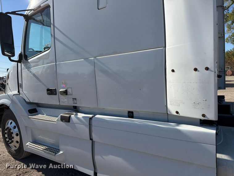 image for item FC3450 2012 Volvo VNL semi truck