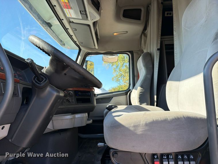 image for item FC3450 2012 Volvo VNL semi truck