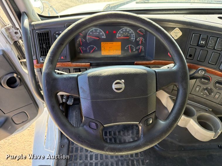 image for item FC3450 2012 Volvo VNL semi truck