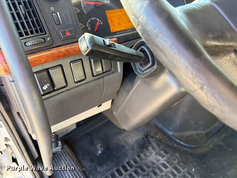 image for item FC3450 2012 Volvo VNL semi truck
