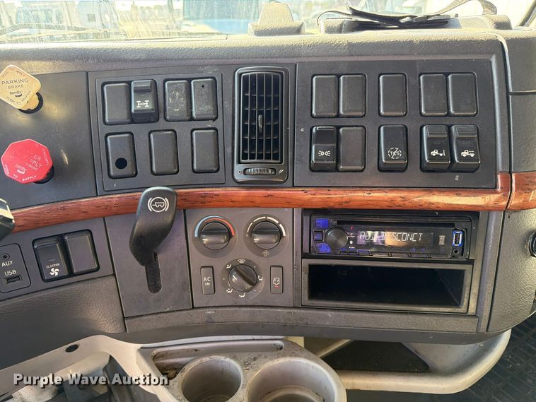 image for item FC3450 2012 Volvo VNL semi truck