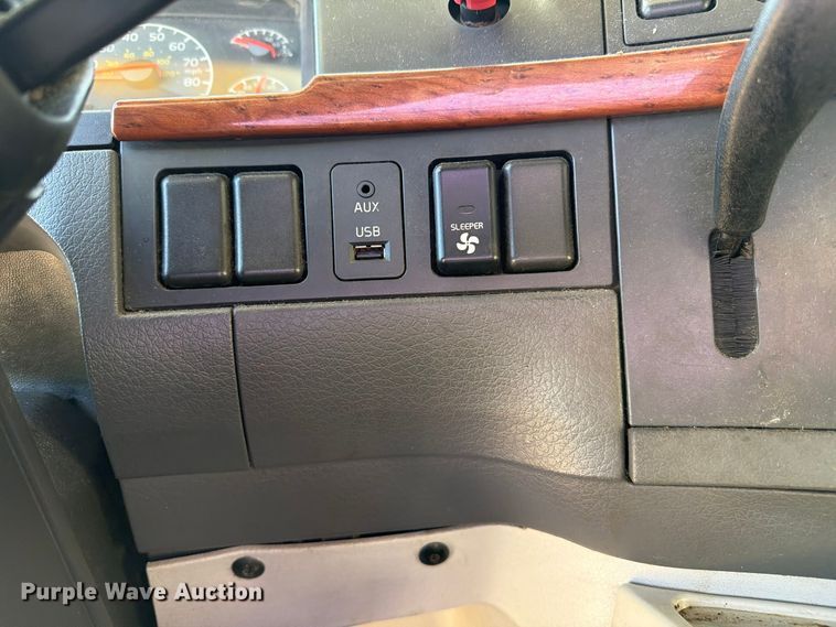 image for item FC3450 2012 Volvo VNL semi truck