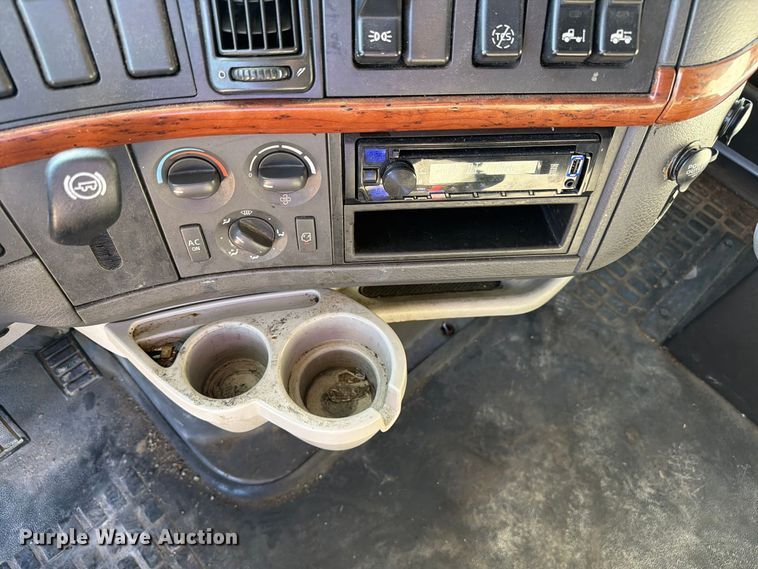 image for item FC3450 2012 Volvo VNL semi truck