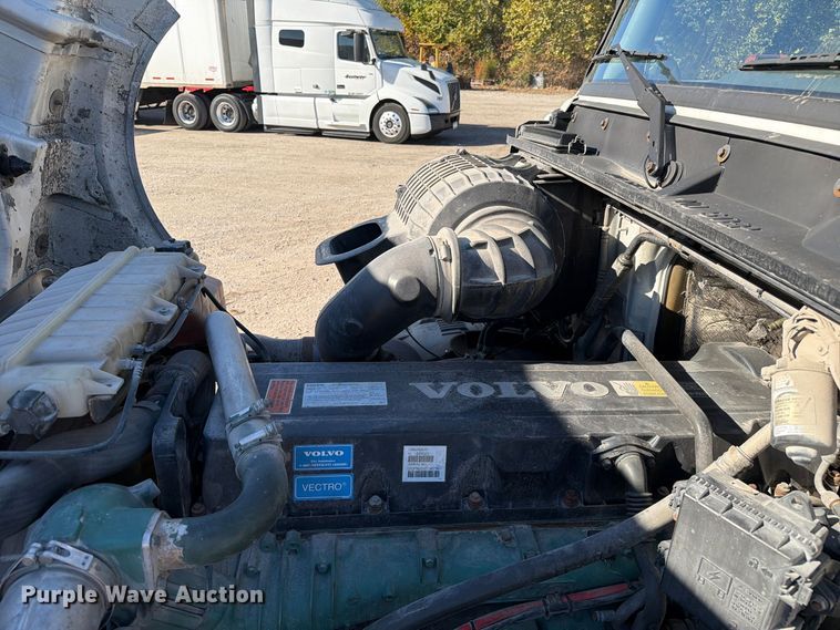 image for item FC3450 2012 Volvo VNL semi truck