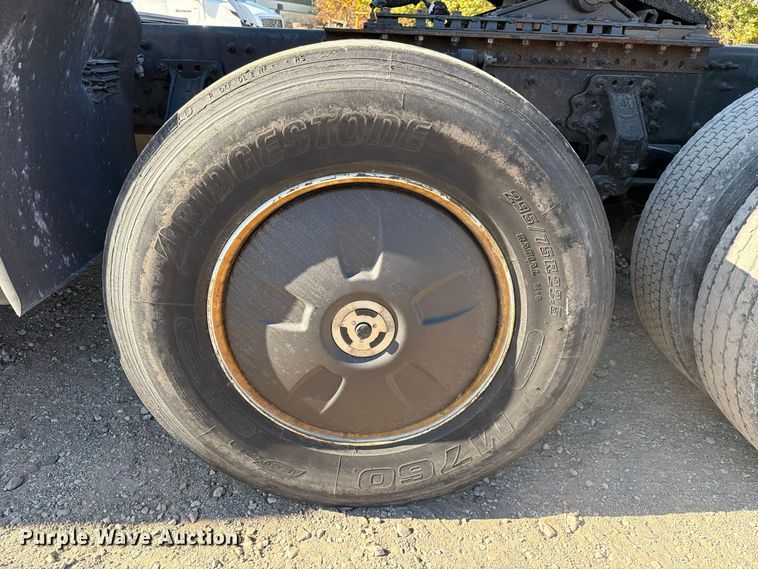 image for item FC3450 2012 Volvo VNL semi truck