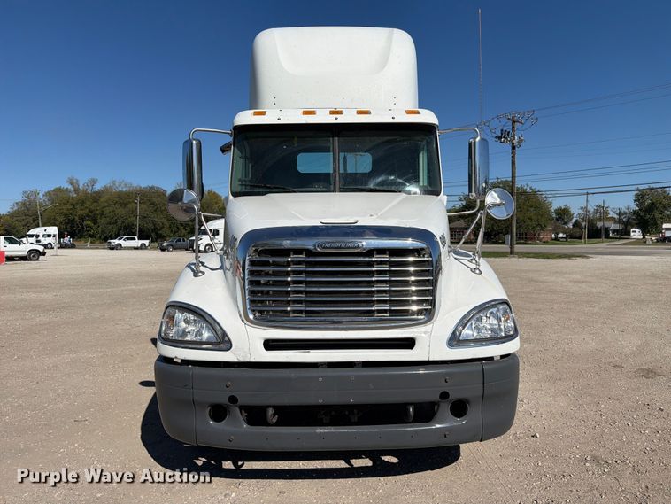 image for item FC3451 2014 Freightliner Columbia semi truck