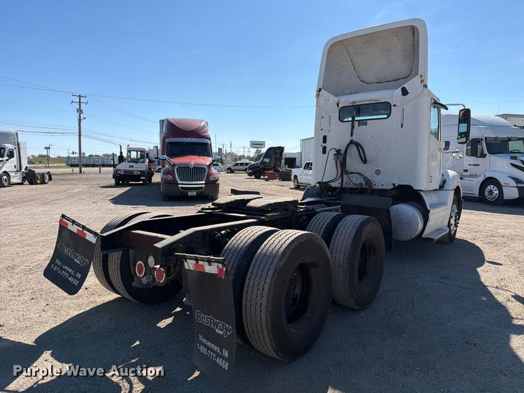 image for item FC3451 2014 Freightliner Columbia semi truck