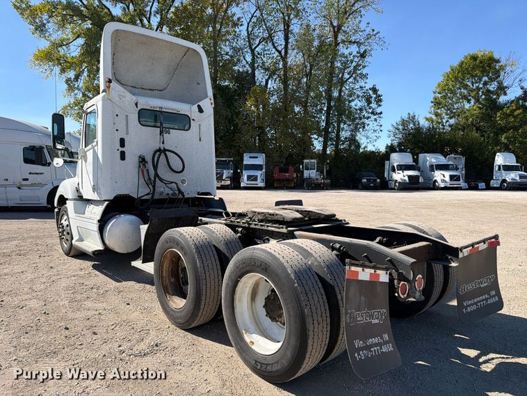 image for item FC3451 2014 Freightliner Columbia semi truck