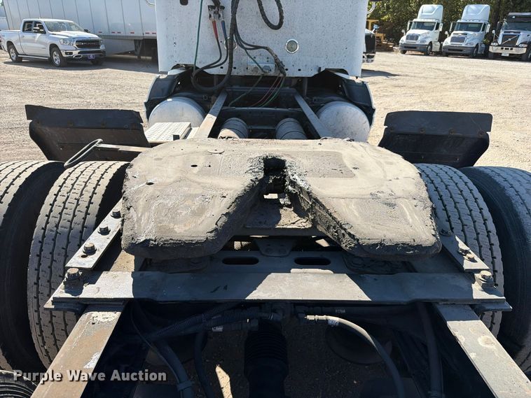 image for item FC3451 2014 Freightliner Columbia semi truck