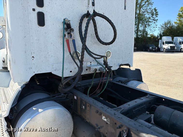 image for item FC3451 2014 Freightliner Columbia semi truck