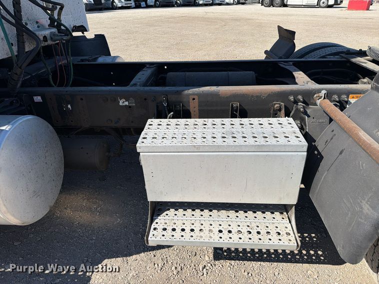image for item FC3451 2014 Freightliner Columbia semi truck