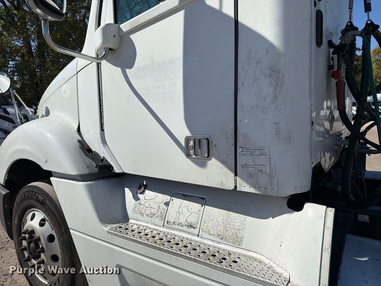 image for item FC3451 2014 Freightliner Columbia semi truck