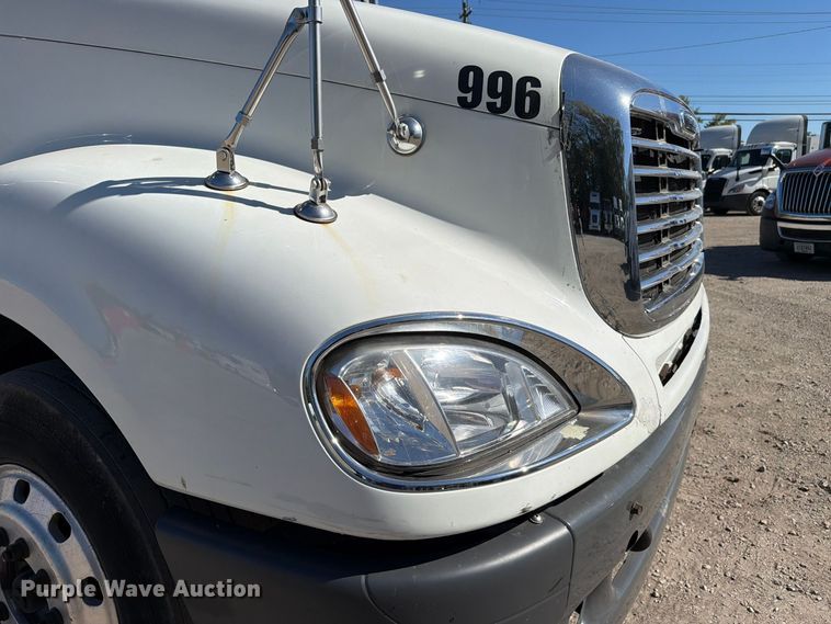 image for item FC3451 2014 Freightliner Columbia semi truck
