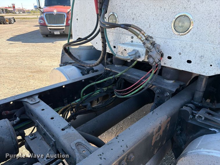 image for item FC3451 2014 Freightliner Columbia semi truck